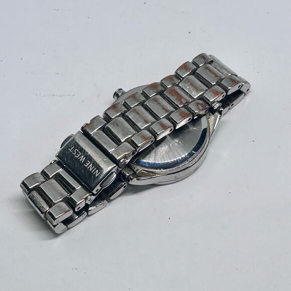 Nine West Silver Tone Minimalist Women’s Analog Watch Working New Battery - Picture 5 of 8